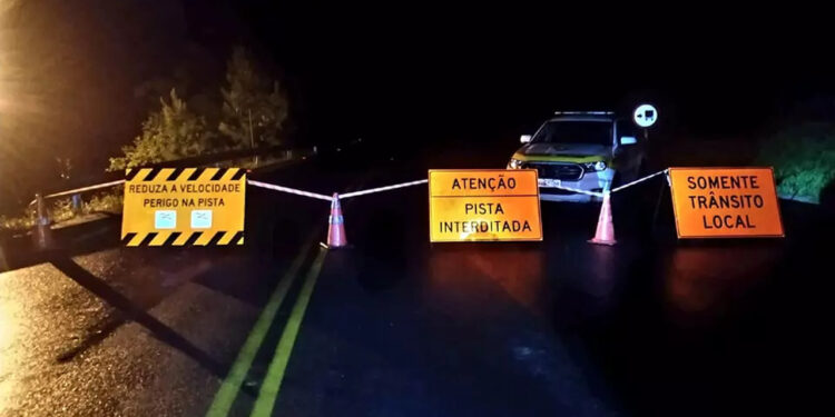 Serra de Doutor Pedrinho, em SC, tem trânsito interrompido