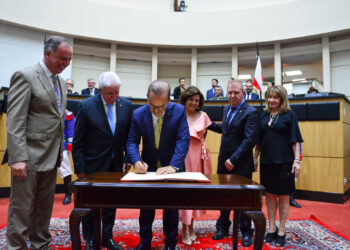 Jorginho Mello toma posse como governador de Santa Catarina
