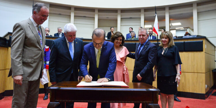 Jorginho Mello toma posse como governador de Santa Catarina