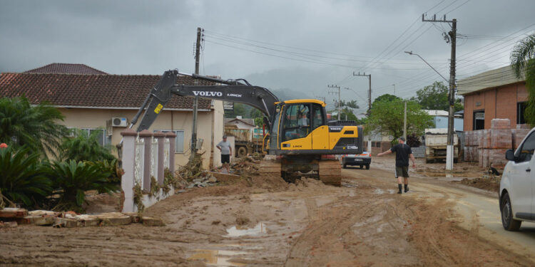 Defesa Civil de Santa Catarina mantém alerta por conta da previsão de chuva para esta sexta-feira (20)