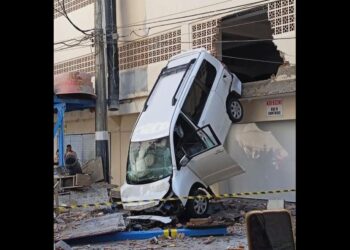 [Vídeo] Carro atravessa parede de prédio em Balneário Camboriú e mulher fica ferida