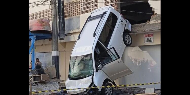 [Vídeo] Carro atravessa parede de prédio em Balneário Camboriú e mulher fica ferida