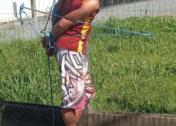 Homem amarrado com cordas diz que vai sair de Jaraguá do Sul