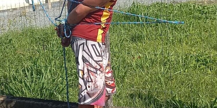 Homem amarrado com cordas diz que vai sair de Jaraguá do Sul