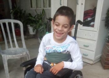Família busca ajuda para comprar cadeira de banho para menino com deficiência