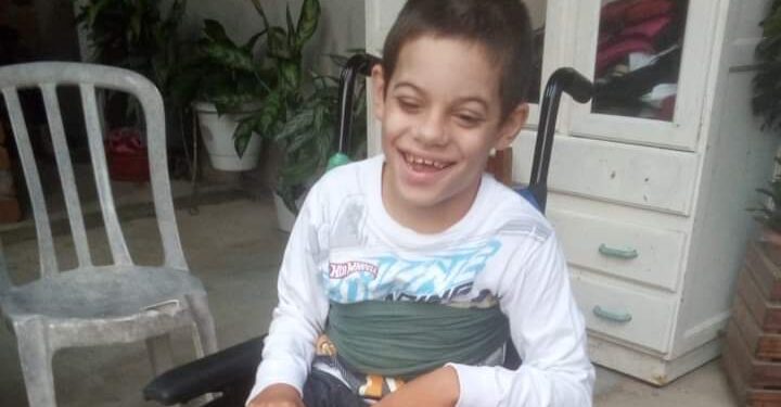 Família busca ajuda para comprar cadeira de banho para menino com deficiência