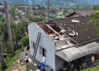 Vendaval provocou estragos em casas, escolas, lavouras e vias públicas em Guaramirim