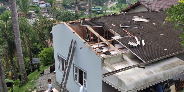 Vendaval provocou estragos em casas, escolas, lavouras e vias públicas em Guaramirim