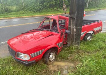 Homem fica ferido após colidir carro em poste, em Schroeder