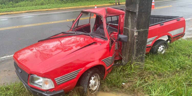 Homem fica ferido após colidir carro em poste, em Schroeder