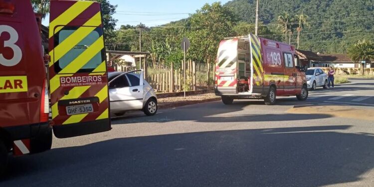 Bebê de quatro meses fica preso dentro de veículo em Schroeder