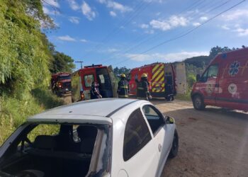 Condutor sem CNH capota veículo e criança fica ferida em Guaramirim