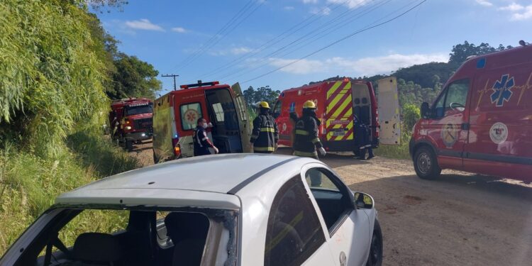 Condutor sem CNH capota veículo e criança fica ferida em Guaramirim