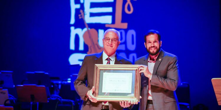 Alex Klein é homenageado por criar o Femusc