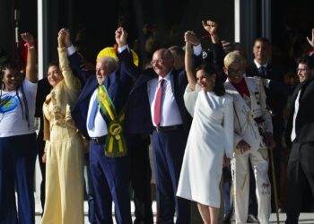 Lula é empossado presidente do Brasil