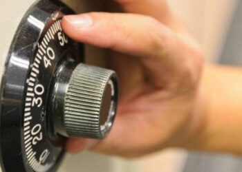 Dois homens furtam cofre de estabelecimento em Guaramirim