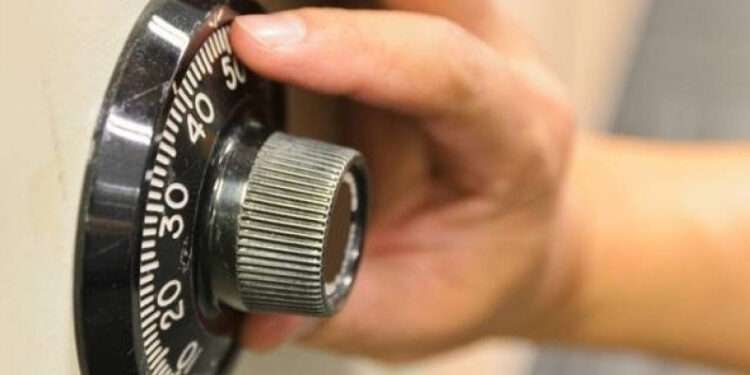 Dois homens furtam cofre de estabelecimento em Guaramirim