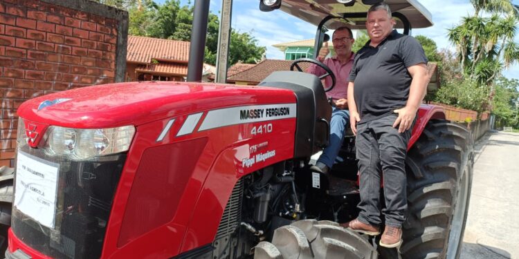 Guaramirim recebe novo trator da Secretaria de Agricultura