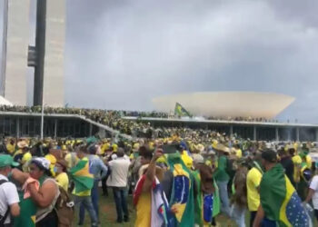 Manifestantes invadem plenário do STF, Congresso Nacional e Palácio do Planalto