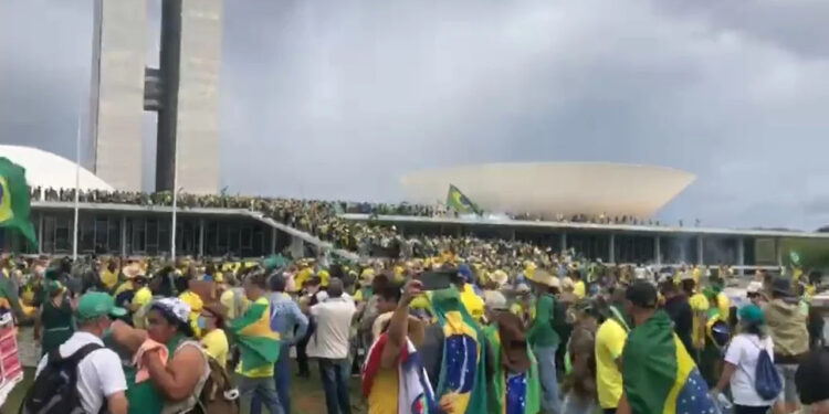 Manifestantes invadem plenário do STF, Congresso Nacional e Palácio do Planalto