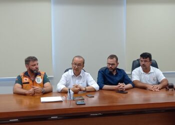 Governador visita São João do Itaperiú para avaliar estragos da tempestade