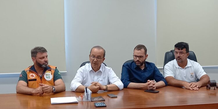 Governador visita São João do Itaperiú para avaliar estragos da tempestade