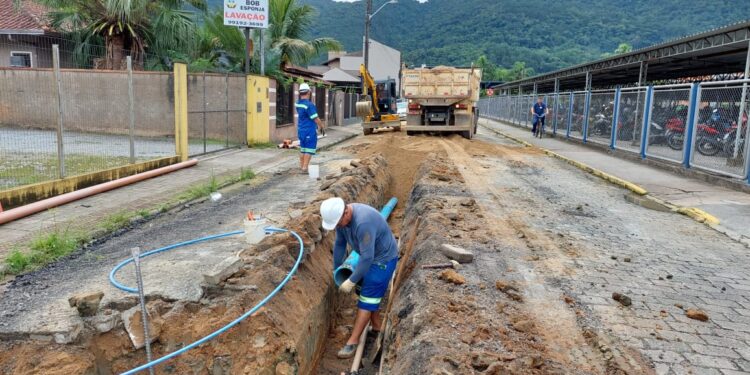 Samae implanta rede de esgoto em ruas da Vila Lenzi e rede de água na Vila Lalau