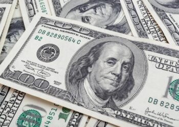 Dólar cai abaixo de R$ 5 pela primeira vez em sete meses