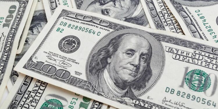 Dólar cai abaixo de R$ 5 pela primeira vez em sete meses