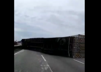 BR-101 tem fila de 25 km após caminhão tombar em Araquari