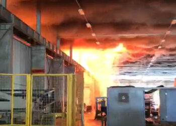 [Vídeo] Galpão de empresa pega fogo em Brusque