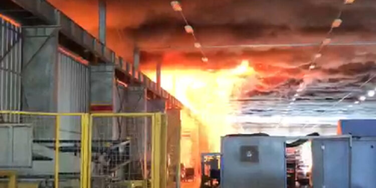 [Vídeo] Galpão de empresa pega fogo em Brusque