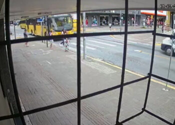 [Vídeo] Jovem é atropelada por ônibus enquanto estava no celular em Joinville