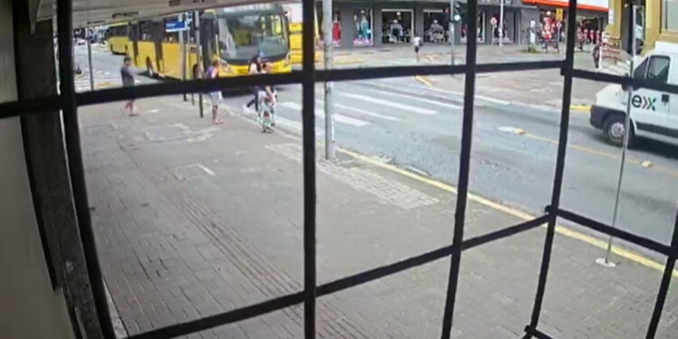 [Vídeo] Jovem é atropelada por ônibus enquanto estava no celular em Joinville