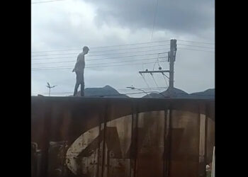 [Vídeo] Homem é flagrado “pegando carona” em trem, em Jaraguá do Sul