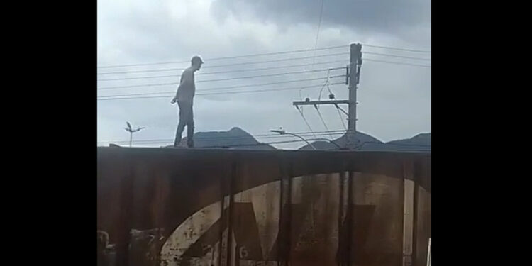 [Vídeo] Homem é flagrado “pegando carona” em trem, em Jaraguá do Sul