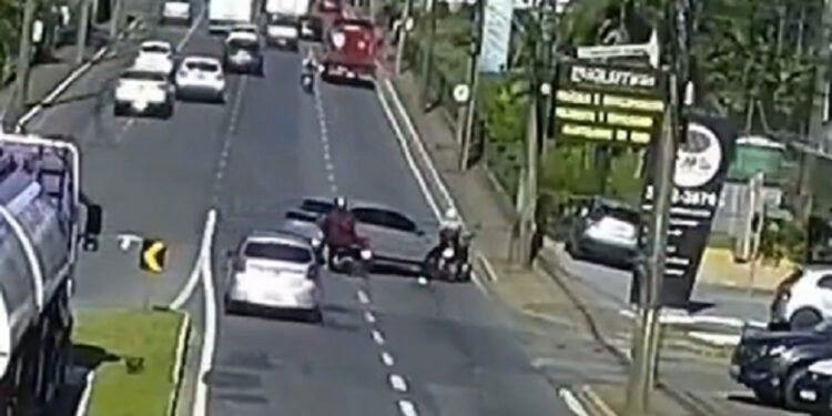 Câmera flagra colisão entre carro e duas motos em Jaraguá do Sul
