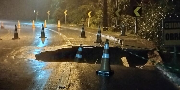 Novo desmoronamento interdita a BR-280, em Corupá