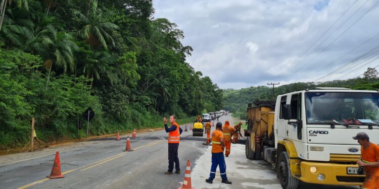 Lombadas são instaladas em local de obra na SC 108, em Guaramirim