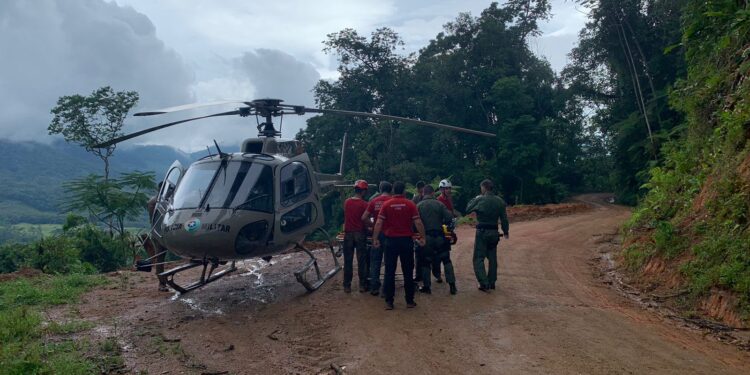 [Vídeo] Mulher fica em estado grave após carro cair de ribanceira em Schroeder