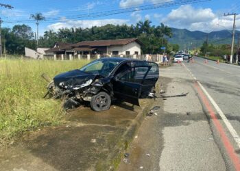 [Fotos] Três carros batem e quatro pessoas ficam feridas em Schroeder