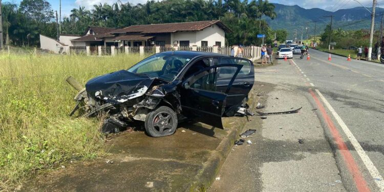 [Fotos] Três carros batem e quatro pessoas ficam feridas em Schroeder