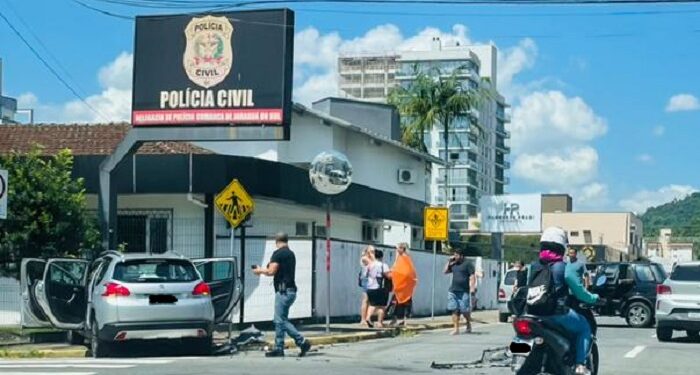 Carro colide na grade de delegacia após acidente em Jaraguá do Sul