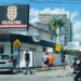 Carro colide na grade de delegacia após acidente em Jaraguá do Sul