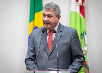 Lunelli estreia na tribuna com discurso em defesa da sociedade de SC