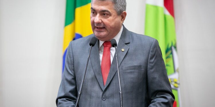 Lunelli estreia na tribuna com discurso em defesa da sociedade de SC