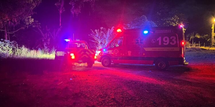 Motorista perde controle de carro e cai em rio em Massaranduba