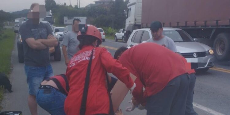 Motociclista fica gravemente ferido em acidente na BR-280, em Guaramirim