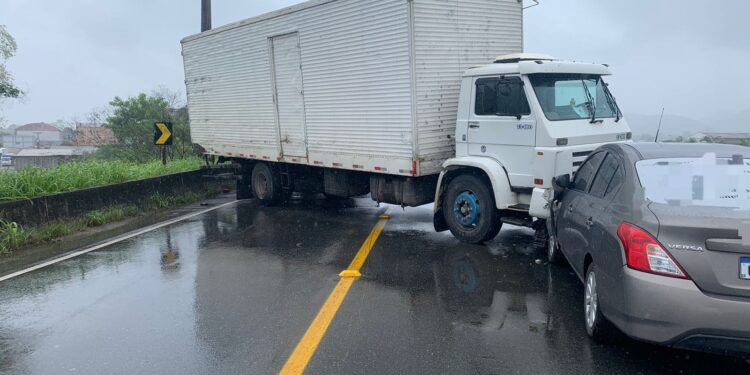 [Fotos e vídeo] Acidente entre carro e caminhão deixa trânsito complicado no viaduto do Mannes, em Guaramirim