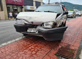 [Fotos] Dois acidentes são registrados em poucos minutos no Centro de Jaraguá
